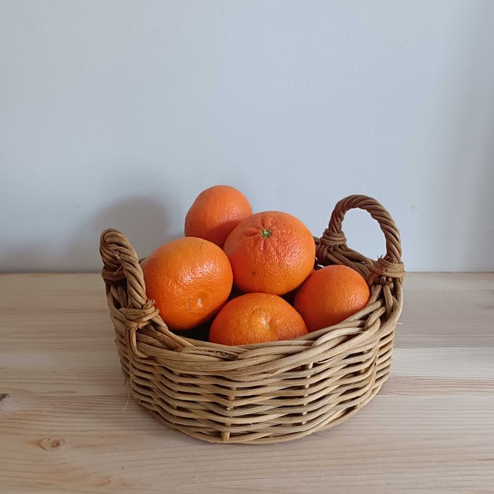 Okrągły koszyk wiklinowy z uchwytami dekoracja na owoce wielkanoc