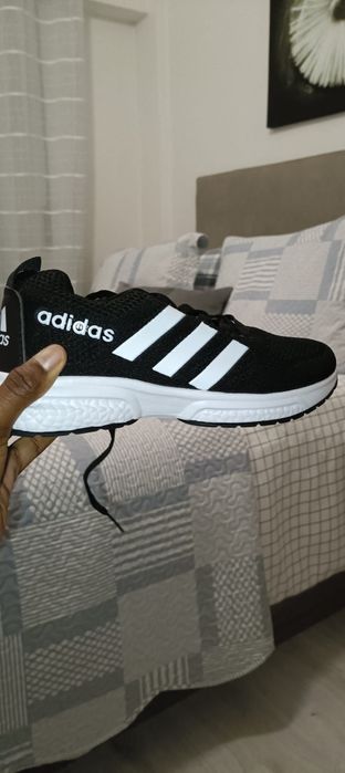 Dois tênis da adidas pretos