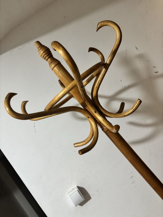 Drewniany wieszak na ubrania