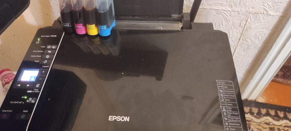 Принтер Epson  stylus tx219 рабочий , цветной снпч