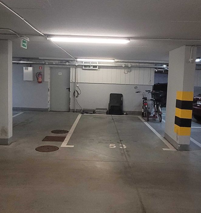 Sprzedam duże miejsce postojowe w garażu podziemnym. Dolny Mokotów