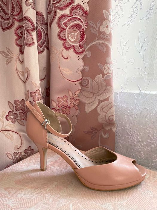 Нюдові елегантні шкіряні босоніжки