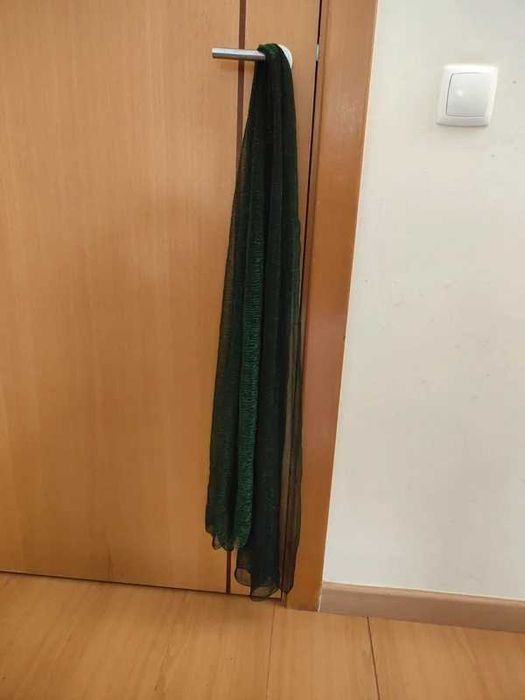 Écharpe ou um lenço de fio metalizado em tons de verde esmeralda e preto