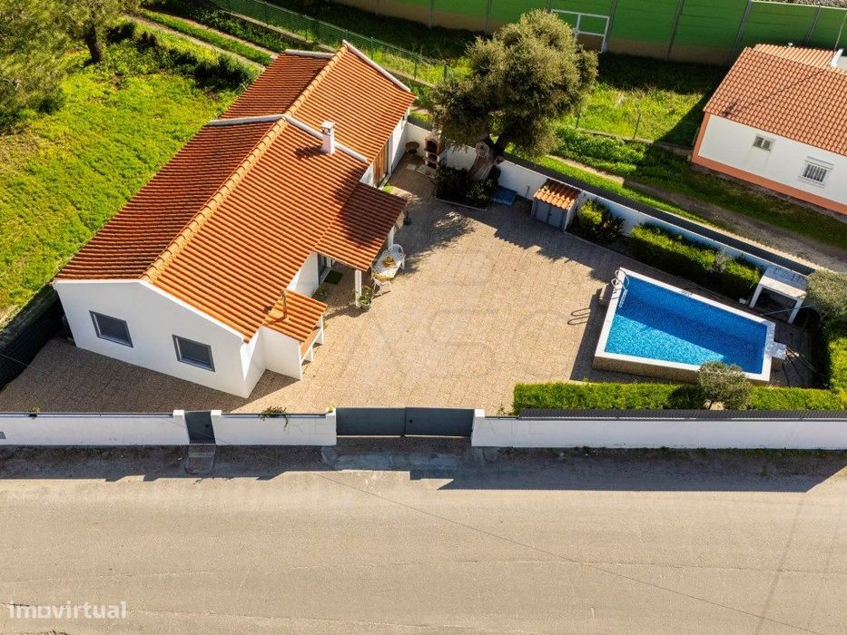 Moradia térrea com logradouro, piscina e estacionamento em Grândola