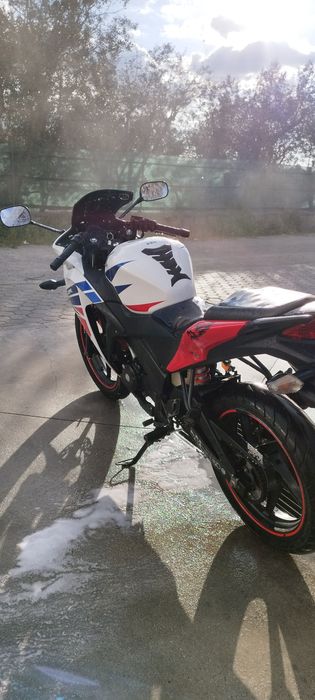 Honda cbr125r (2017)