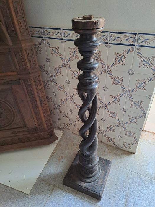 Peça decorativa torcida em madeira