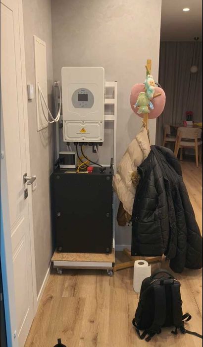 Стійка для монтажу гибридного інвертора та батареї