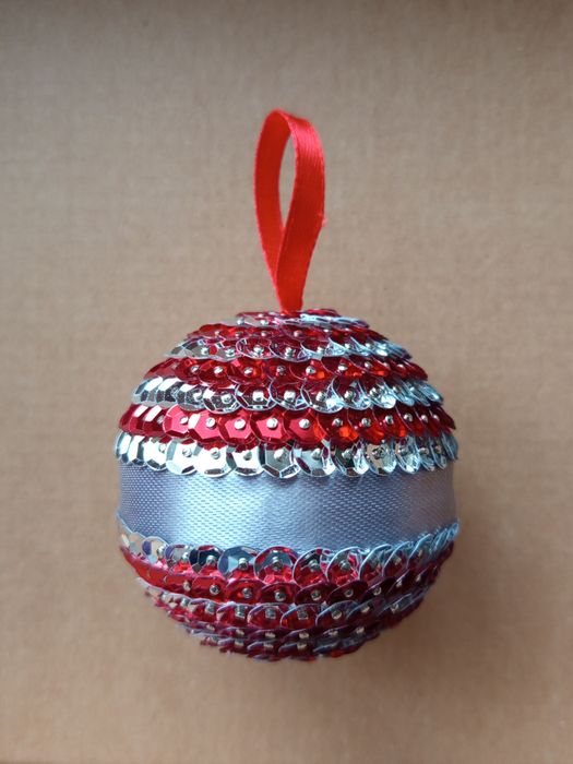 Bombka styropianowa z cekinami i ozdobną wstążką rękodzieło handmade