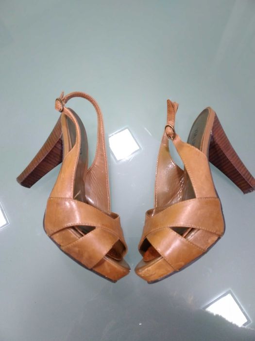 Sandálias Via Uno em pele castanho / camel