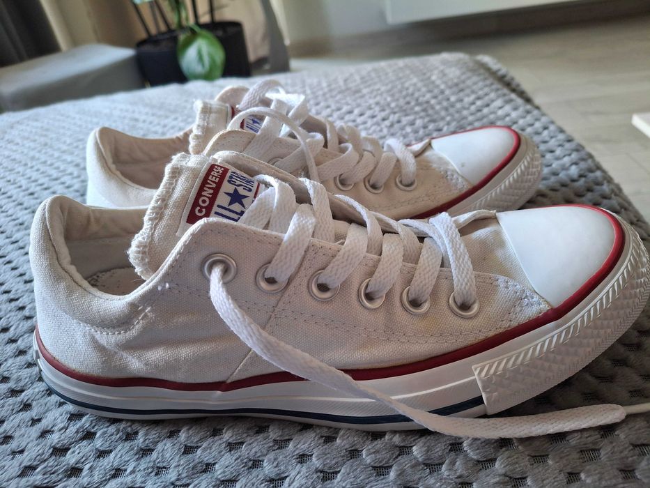 Białe trampki converse