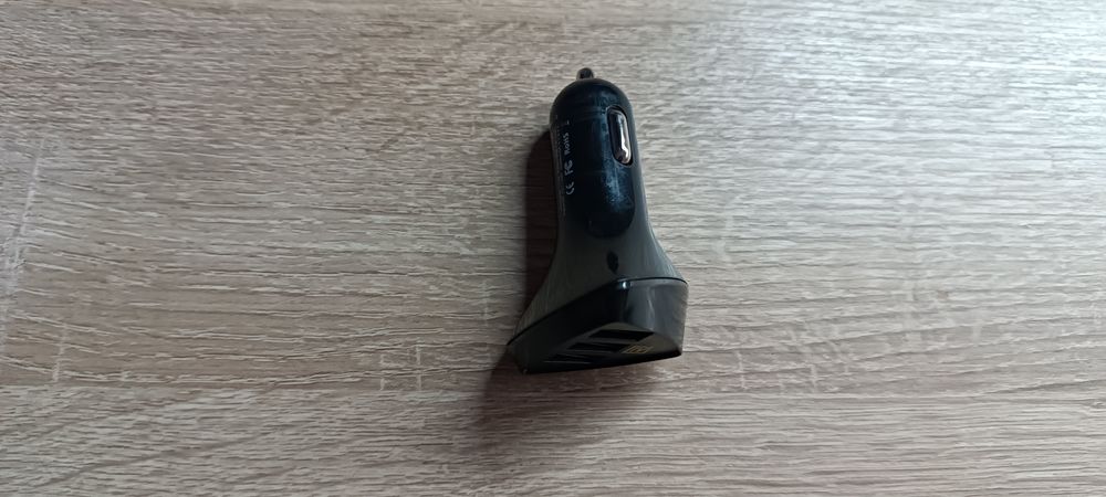 Автомобільний зарядний пристрій