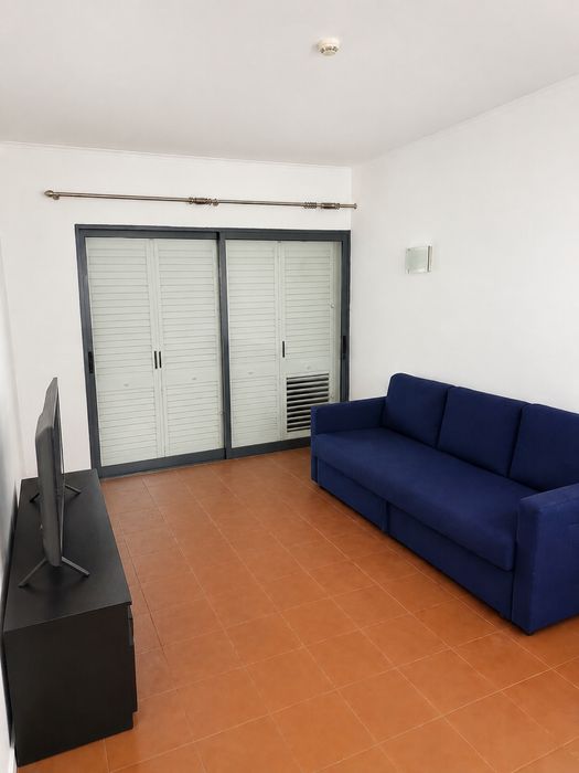 T1 anual a 600 m da Praia da Oura | 2 WC, varanda e AC