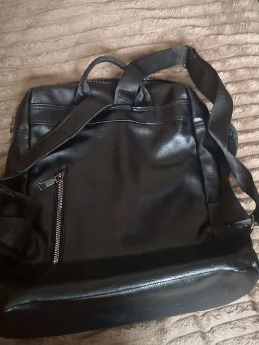 Czarny plecak miejski