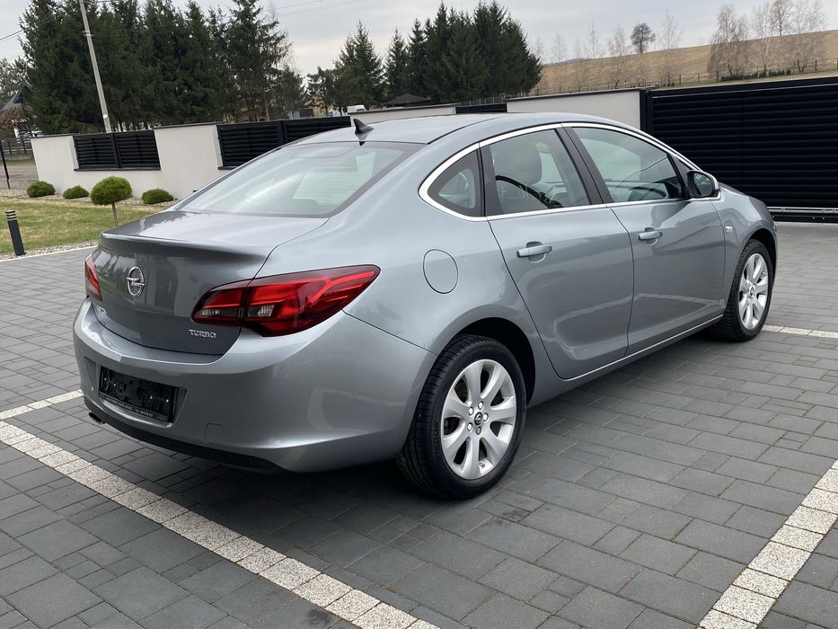 Opel Astra Benzyna sedan lift