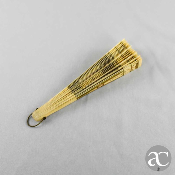 Leque em matéria nobre, pintado à mão com fundo dourado, séc. XIX