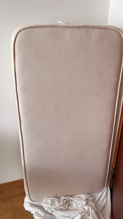 Berço com colchão e roupa de cama em ótimo estado