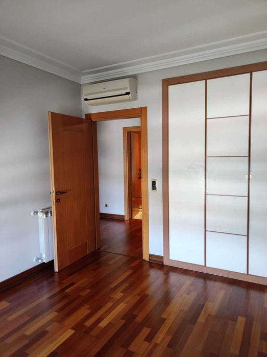 Arrendamento de apartamento T3 c/ dois lugares de parqueamento na Quinta do Almirante