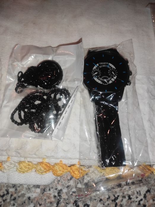 Relogio prateado e Relógio Preto