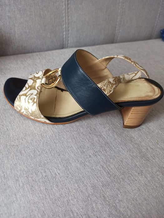 Обміняю шкіряні босоніжки