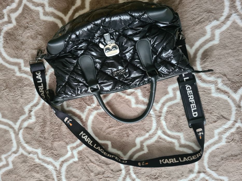 Torebka Karl Legerfeld blyszczaca modna z paskiem