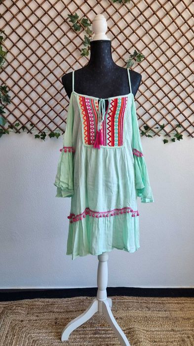 Túnica boho verde água com bordados étnicos e pompons