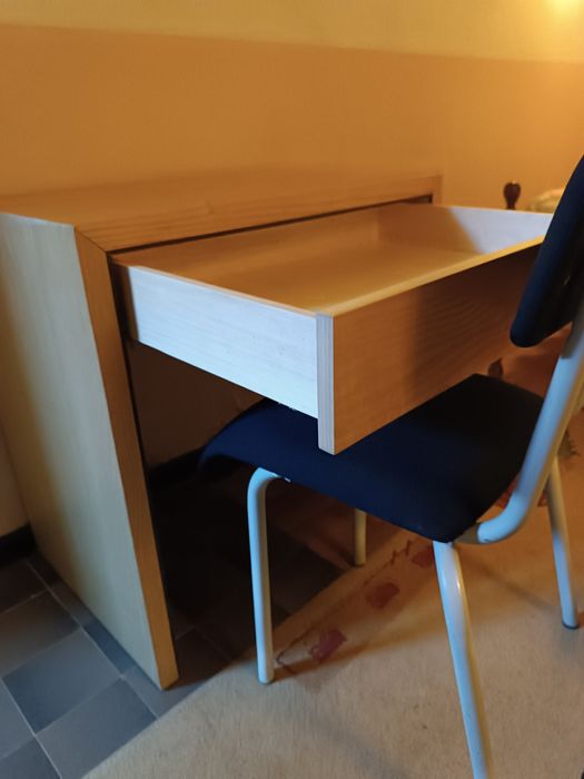 Secretária.      56€