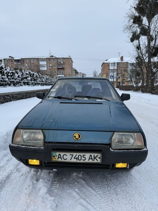 Продаю шкоду,заводиться,
працює тихо і гарно
По електриці робить все:ближнє дальне світло світить як має бути,туманки теж працюють,пічка дує в трьох режимах,на здивовання працює даже магнітола та є радіо
З мінусів це гнилі пороги та згнив лонжерон у місці кріплення балки та колесо пішло на бік,потрібно варити, фото/відео скину у приватні, а так в машині на свій вік майже все працює,єдине що потребує це зварювальні роботи бо в багатьох місцях гнила