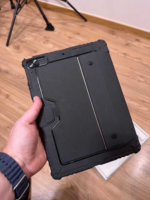Capa com teclado Nillkin Bumper Combo Keyboard Case para iPad de 10,2"