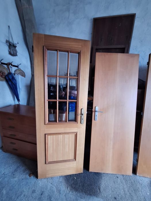 Portas de madeira de interior + mobília de quarto de casal.