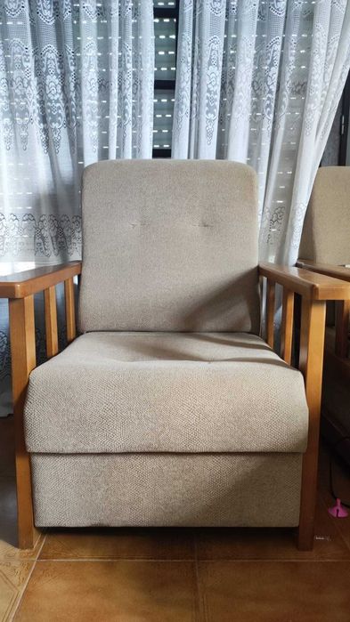 Sofá em tecido com suporte em madeira