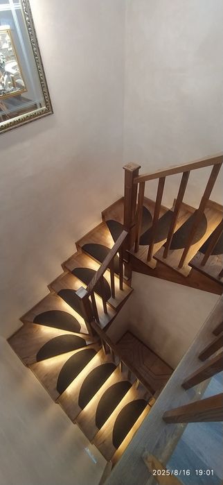 Сходи дерев'яні,сходи на замовлення,обшивка бетонних,металевих сходів.