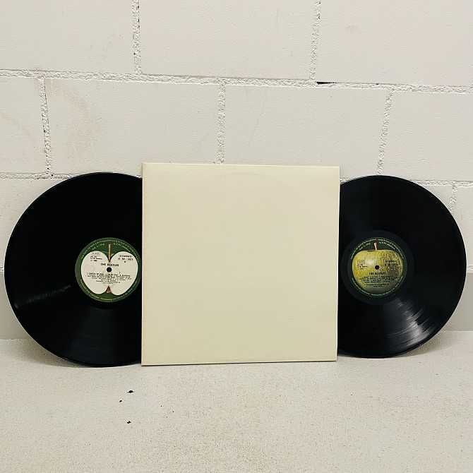 The Beatles 2lp UK, Big Poster +4 Photos Vinyl Nm