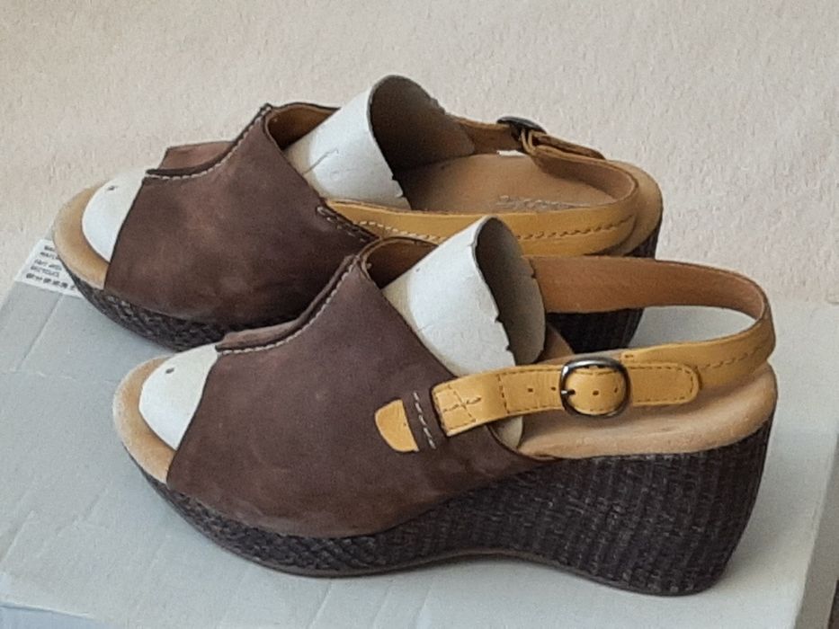 Sandały marki clarks na koturnie że skóry naturalnej roz.41
