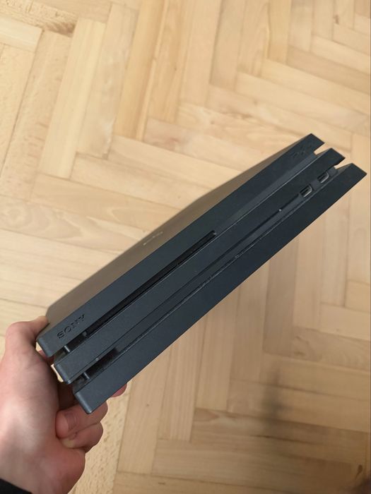playstation 4 pro 1TB 2 gamepady