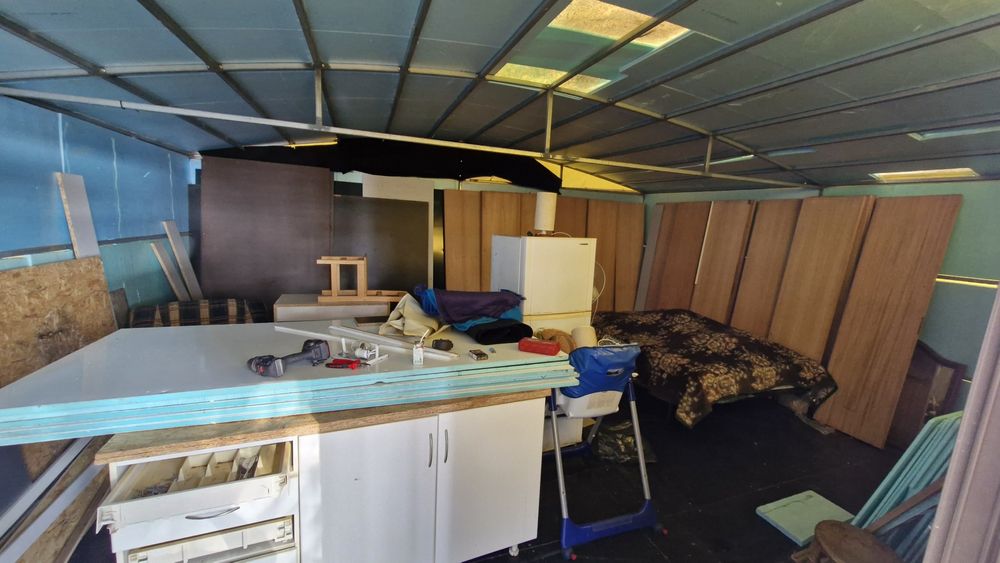 Tenda em estrutura em tubo desmontável.