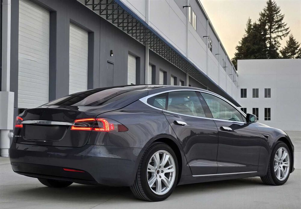 Tesla Model S      2021