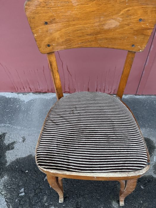 Стілець у вітальню ,вживаний