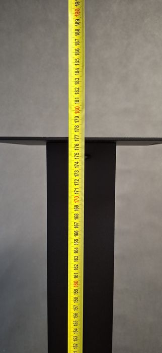 Towery pod głowy stendy słupki