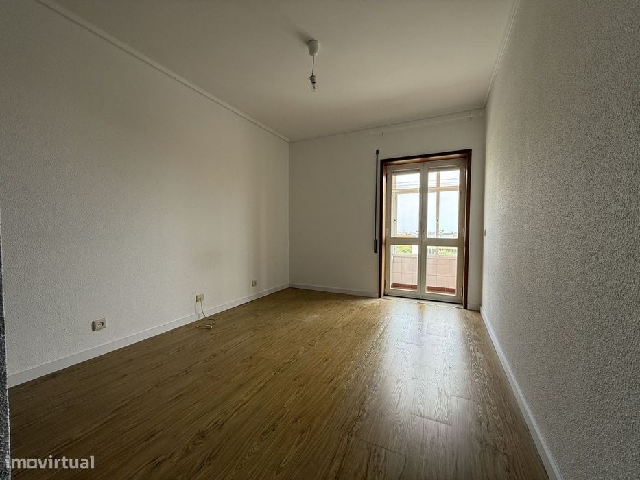 Apartamento T2 com garagem, S. Bernardo