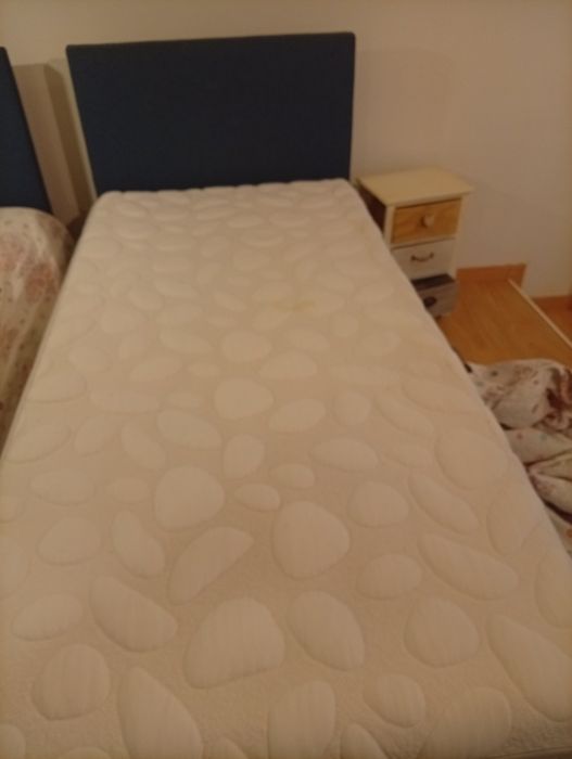Cama individual com cabeceira