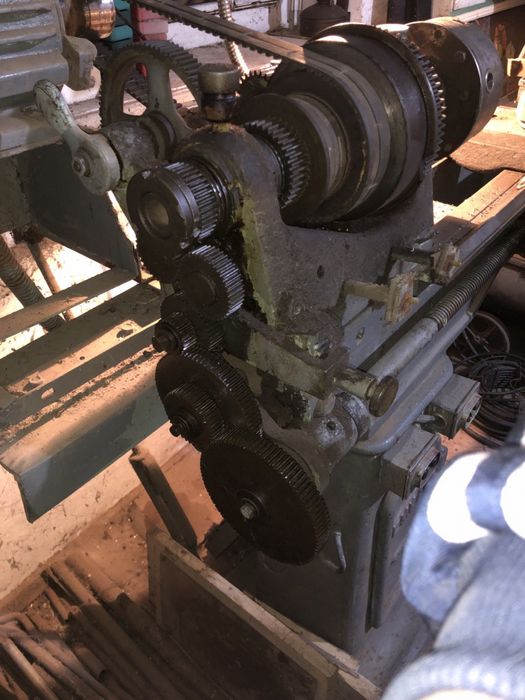 Продам старий токарний станок середніх розмірів, довга станина.