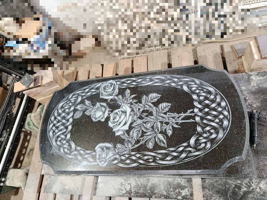 Гранітні памʼятники .Металеві огорожі