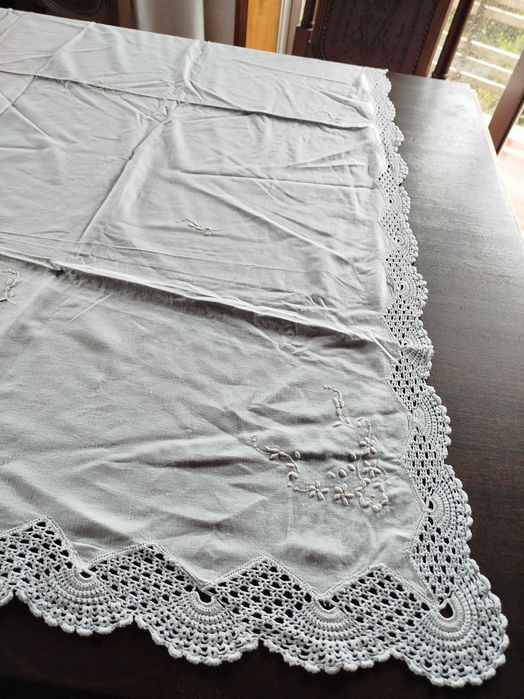 Toalha de mesa quadrada em linho com renda