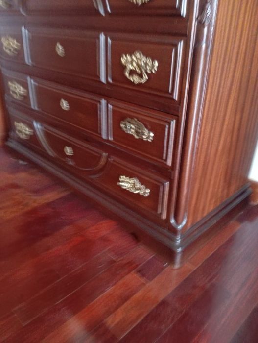 Mobília de quarto em.madeira mogno escura completa