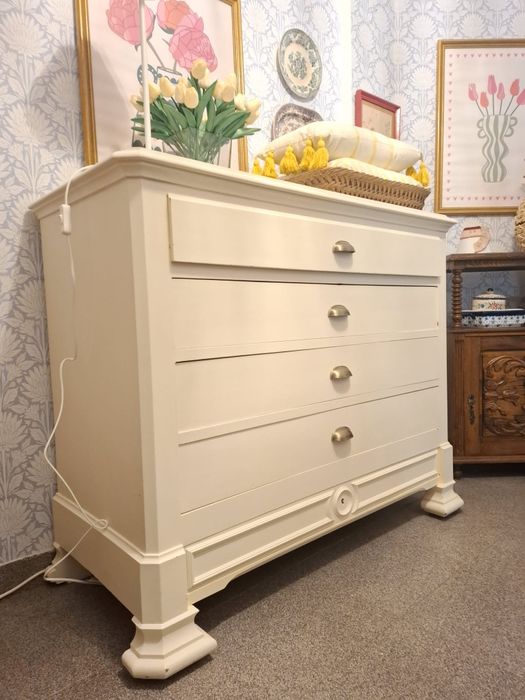 Cómoda Lacada Branca. Oferecemos a entrega na zona de Lisboa.