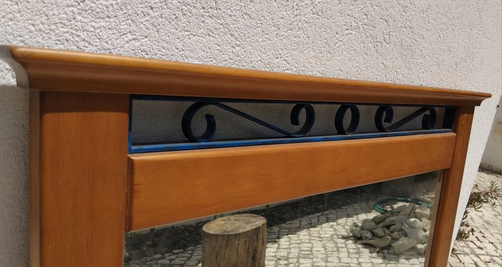 Espelho em moldura de madeira 840x932mm