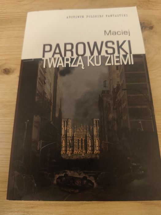 Twarzą ku Ziemi - Maciej Parowski