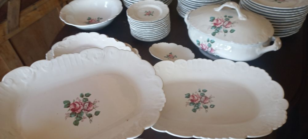 Conjunto louça antigo. 55 peças