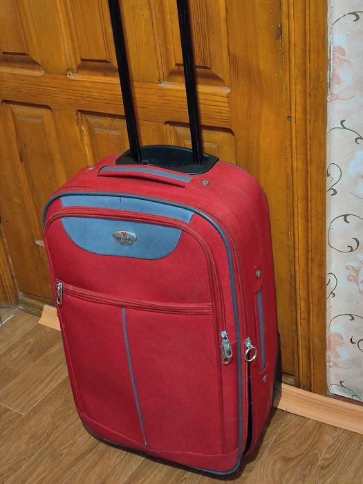 Валіза містка Roncato червона велика 35*20*54 см з ручкою та відділами