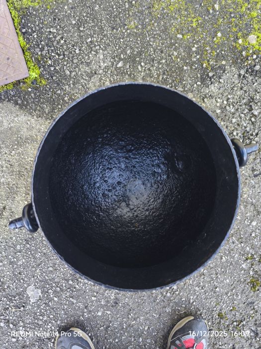 Pote antigo  de três pernas